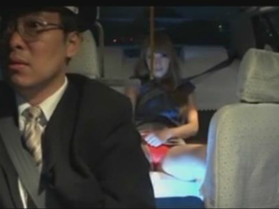 タクシーに乗り込み運転手をパンチラ誘惑して痴女るハーフ美女 ティア