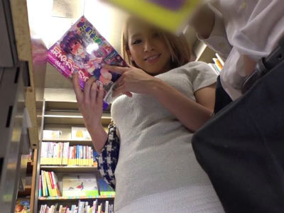 本屋でエロ本を読んでる真面目な男子学生を誘惑するギャル人妻 篠田ゆう 北川エリカ